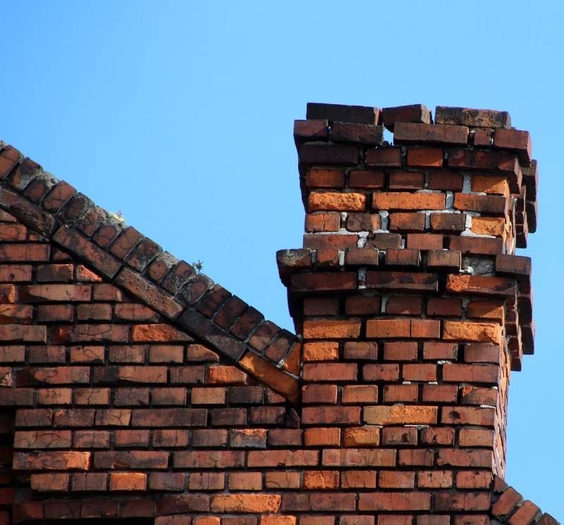 Signs Your Woodmore Home Needs a Chimney Inspection Damaged chimney on an Woodmore home showing cracks and missing mortar